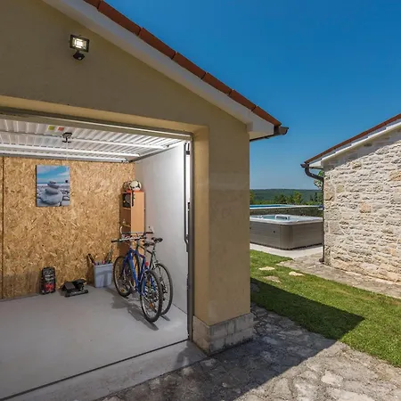 בית נופש Rustical Stone House With Pool *