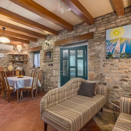 Rustical Stone House With Pool קאנפאנאר