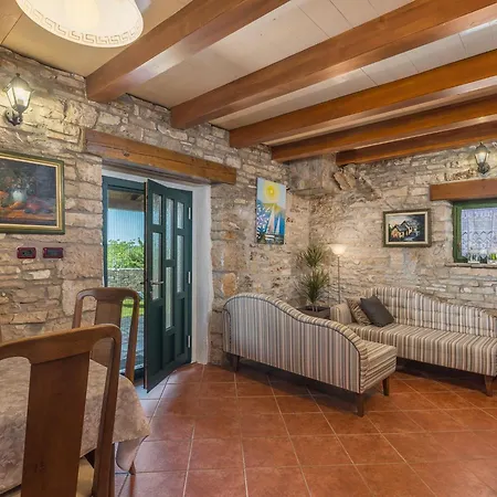 Rustical Stone House With Pool كانافانار
