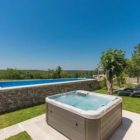 Rustical Stone House With Pool كانافانار
