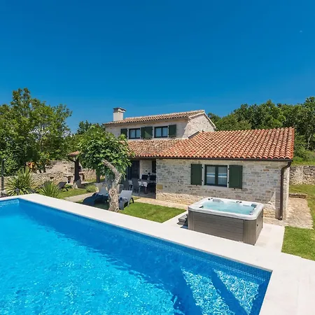 בית נופש Rustical Stone House With Pool *