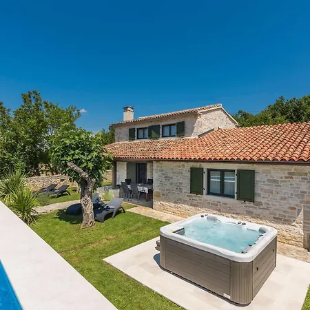بيت للعطل Rustical Stone House With Pool كانافانار