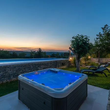 Rustical Stone House With Pool بيت للعطل كانافانار