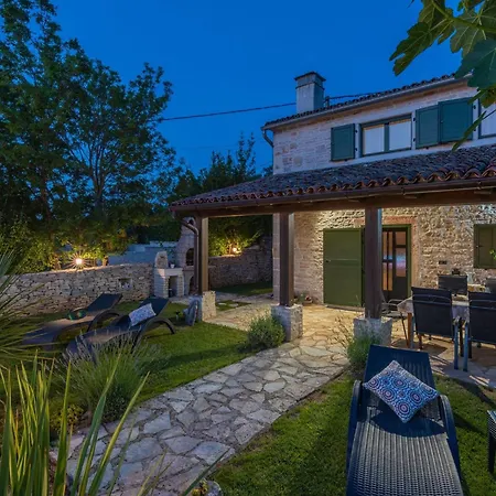 בית נופש Rustical Stone House With Pool קאנפאנאר