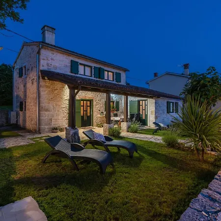 Rustical Stone House With Pool بيت للعطل كانافانار